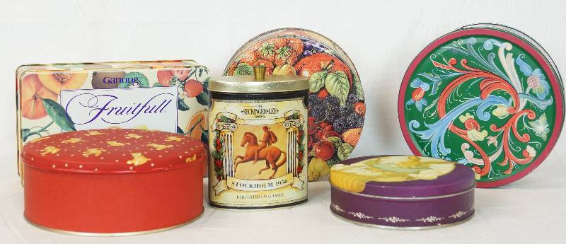 lot 3319 image: Lot of Decorative Tins