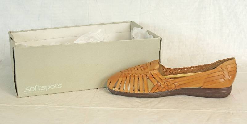 lot 6832 image: NEW - SoftSpots - Ladies Leather Huraches Sandals Size 9.5M - Retail $69.95