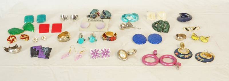 lot 6858 image: Lot of More than 25 Pairs of Fashion Earrings - CUTE