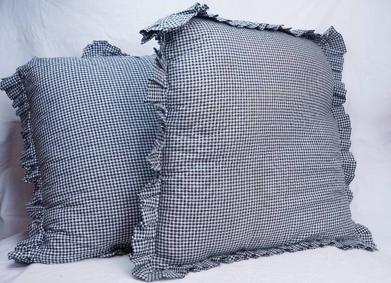 lot 3123 image: Lot of 2 Black and White Checkered LARGE throw pillows - Home decor