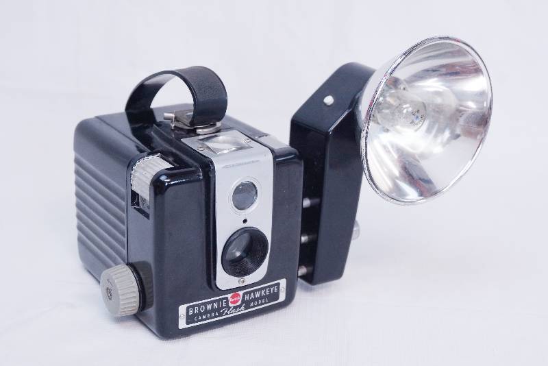 lot 3348 image: Vintage KODAK Camera - BROWNIE HAWKEYE - w Built In Flash - WOW