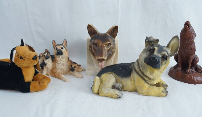 lot 2444 image: Lot of German Shepherd and Wolf Item - See Pics