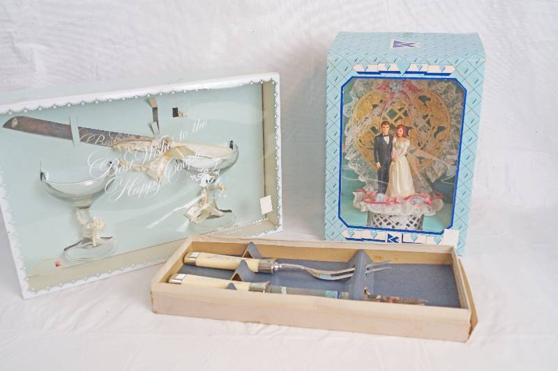 lot 3426 image: Wedding Cake Accessories with Wine Glasses - Perfect Wedding Gift