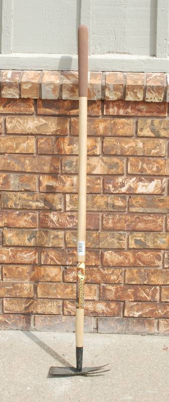 lot 6436 image: NEW - Copperhead 2 Prong Weeding Hoe