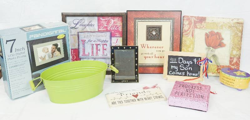 lot 3369 image: Lot of Home Decor - Photos Frames and More