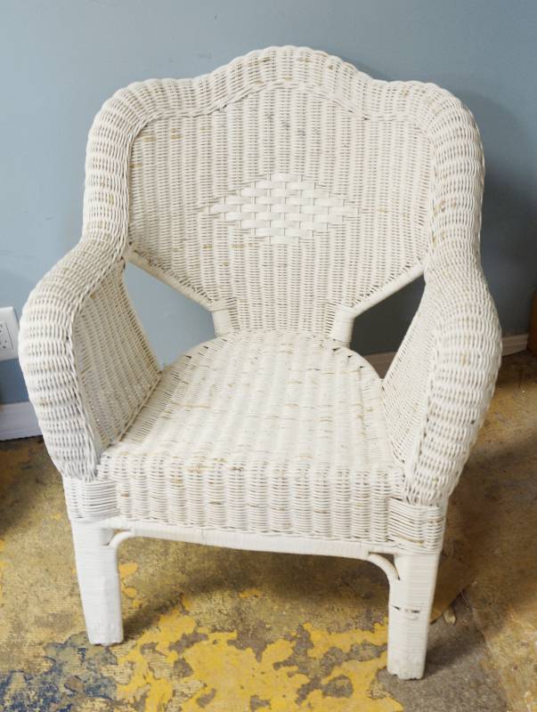 lot 3134 image: White Wicker Chair