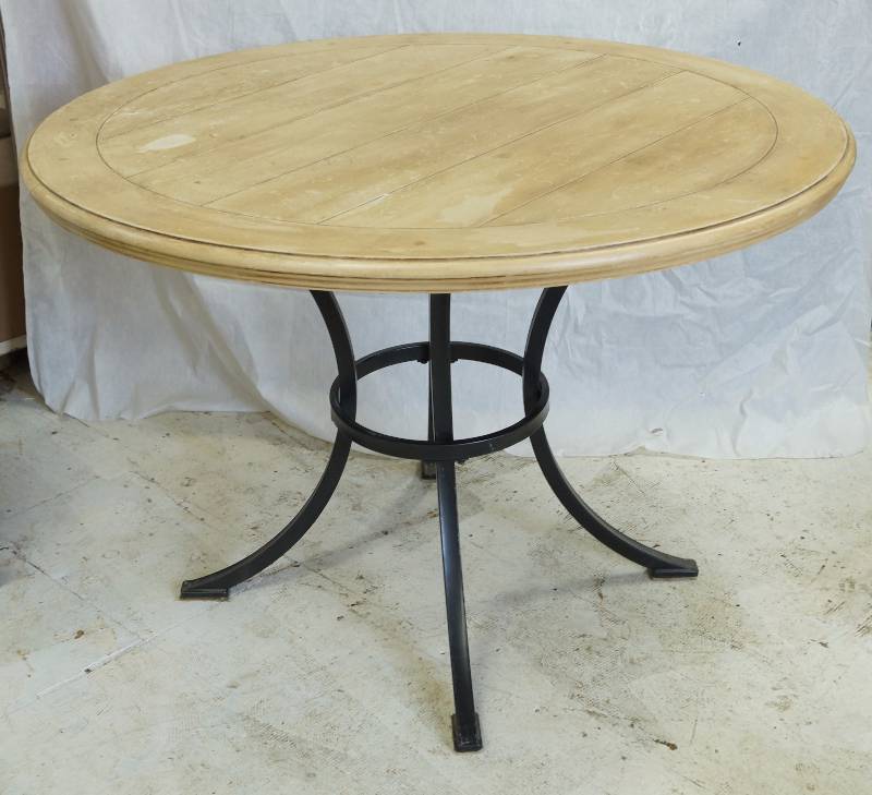 lot 6082 image: Round Dining Table - Great Style Extra Room for Thanksgiving - Nice Table - See Photos