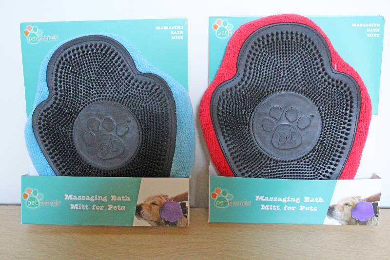 lot 9118 image: Lot of 2 Massaging Bath Mitts for Pets