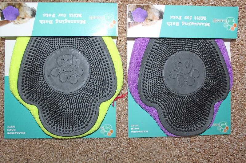 lot 9119 image: Lot of 2 Massaging Bath Mitts for Pets