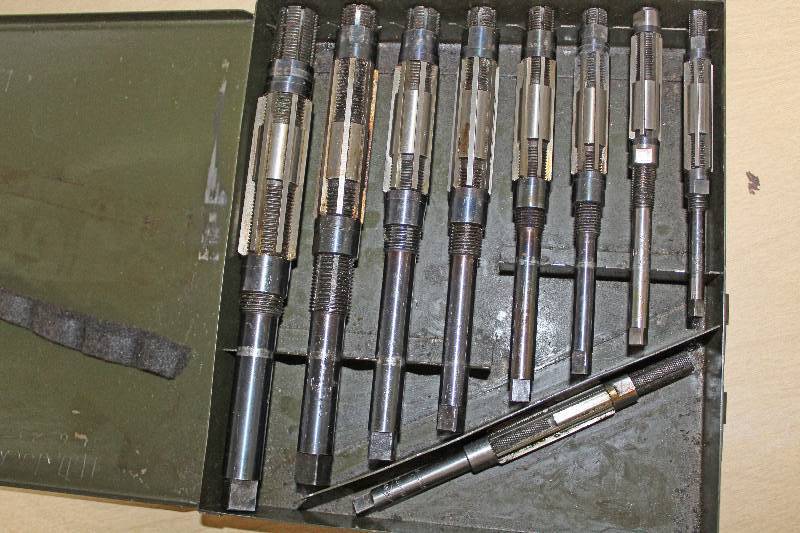 lot 9124 image: Lot of 9 Expansion Reamers in Metal Box - See Photos for Details