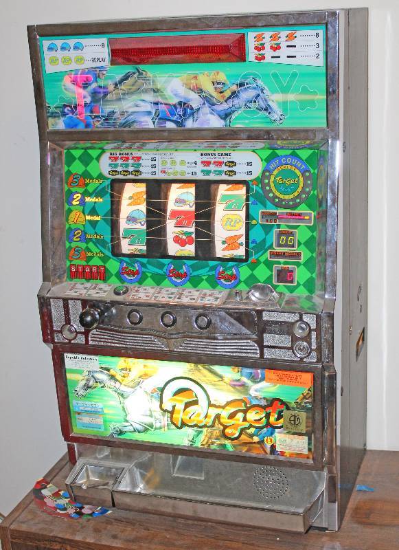 lot 9175 image: Slot Machine - Neat