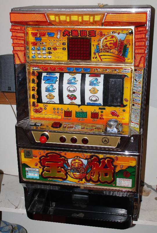 lot 9176 image: Slot Machine - Very Cool