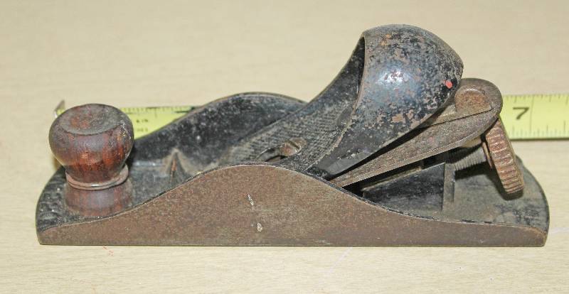 lot 9192 image: Small Wood Plane - W220