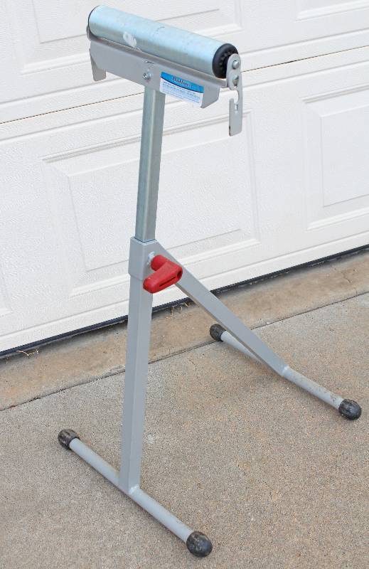 lot 9212 image: Adjustable Height Roller Stand