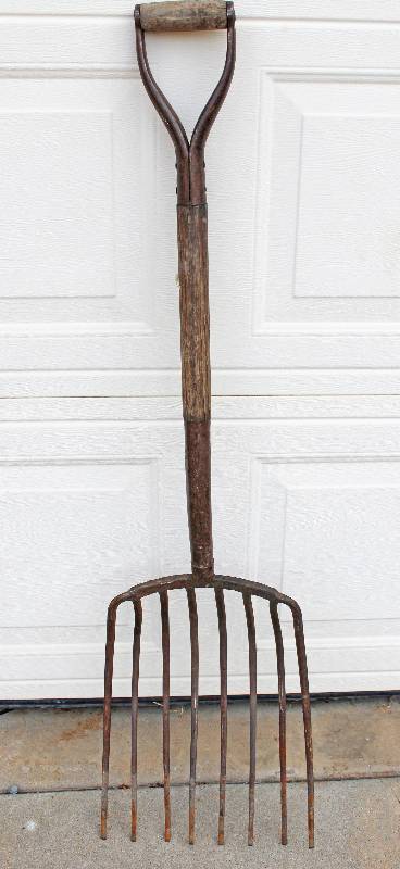 lot 9214 image: Old Ensilage Fork - See Photos for Details