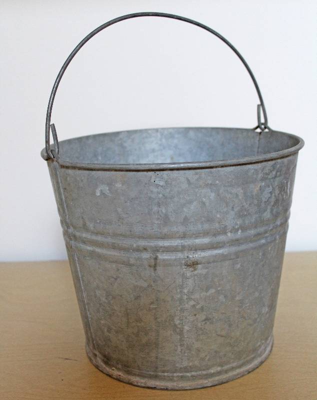 lot 9246 image: No. 10 FeedUtility Bucket