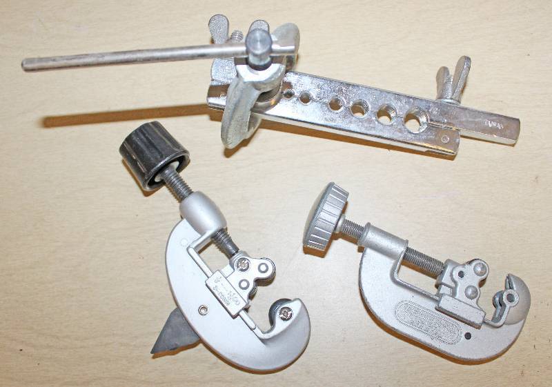 lot 9277 image: Flaring Tool and 2 Tubing Cutters