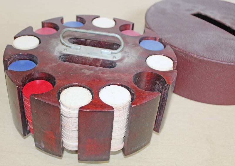 lot 9305 image: Vintage Poker Chip Rack Carrier - Comes with Chips