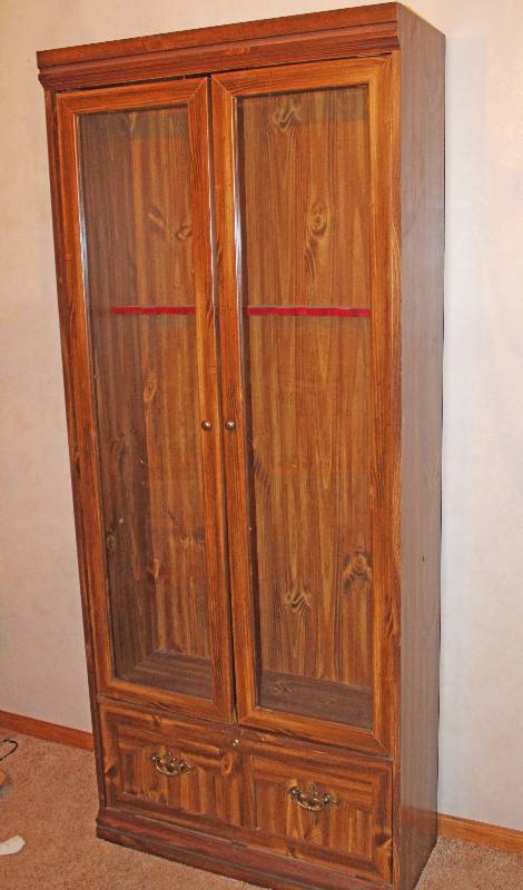 lot 9306 image: Gun Cabinet - Great display Cabinet for your Firearms