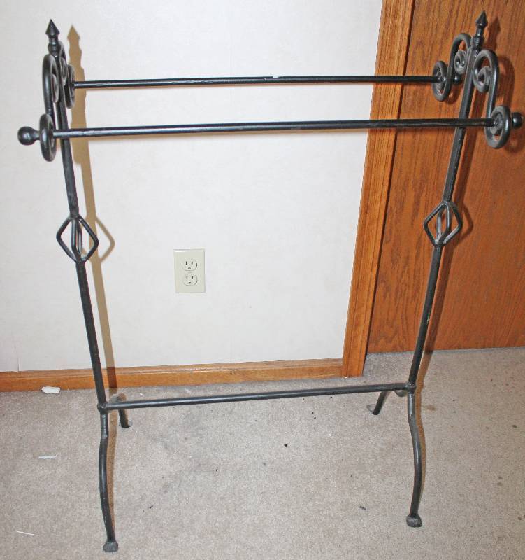 lot 9317 image: Standing Towel RackQuilt Rack