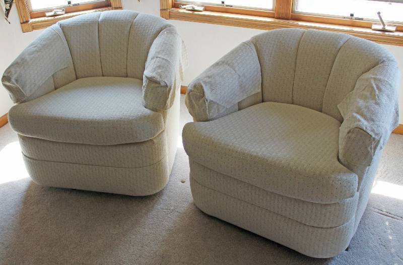 lot 9318 image: Pair of Flex Steel Upholstered Swivel Chairs