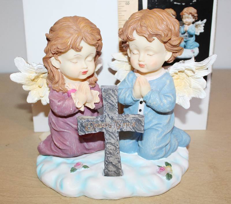 lot 9331 image: New in Box Little Boy and Girl Praying Figurine - Amazing Grace
