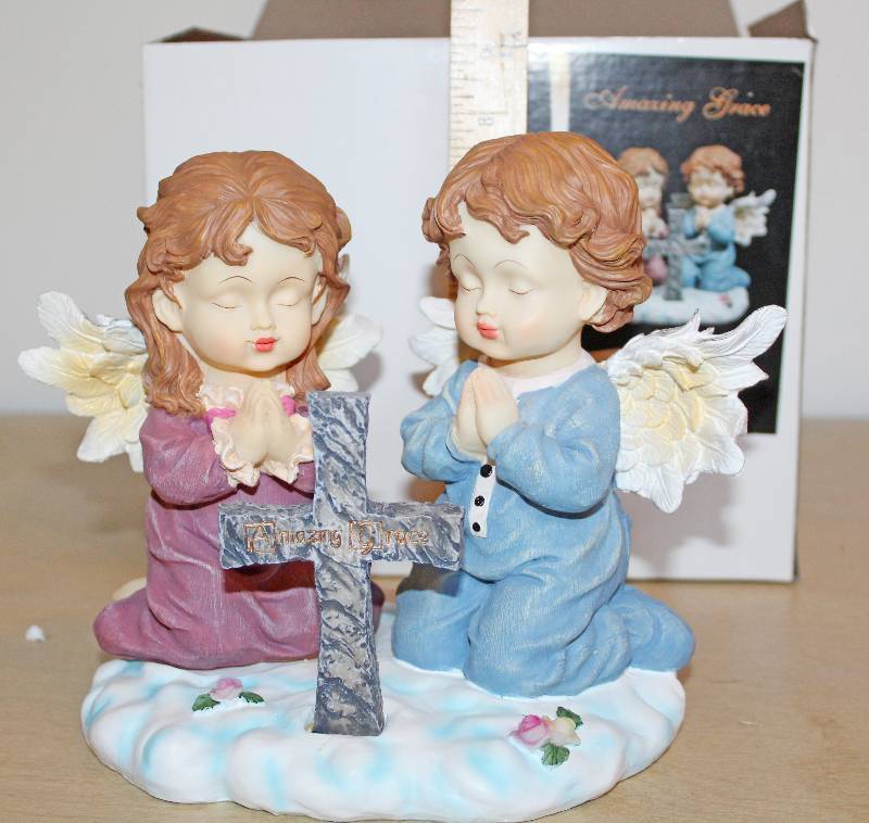 lot 9332 image: New in Box Little Boy and Girl Praying Figurine - Amazing Grace
