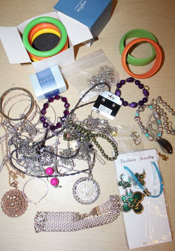 lot 9347 image: Assorted Costume Jewelry