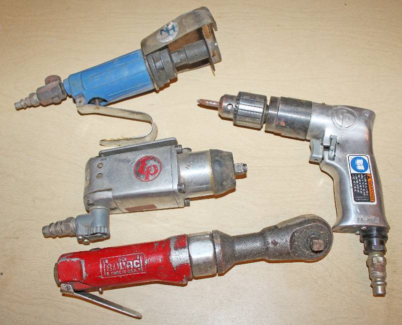 lot 9369 image: 4 Pneumatic Tools - 38 and 12 Ratchet - Drill and Small Cut Off Tool