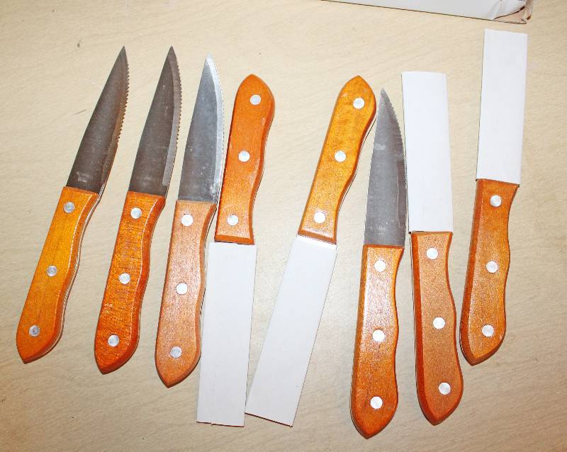 lot 9370 image: Lot of 8 Steak Knives - Very Sharp