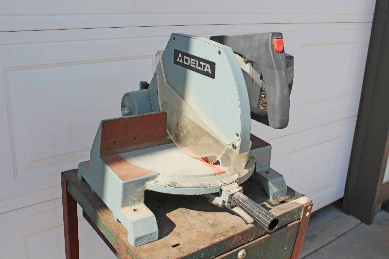 lot 9378 image: Delta 10 Motorized Miter Saw - Model 34-080