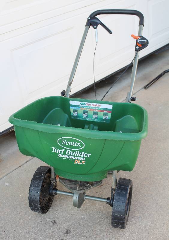 lot 9382 image: Scotts Broadcast Spreader - Only used Once