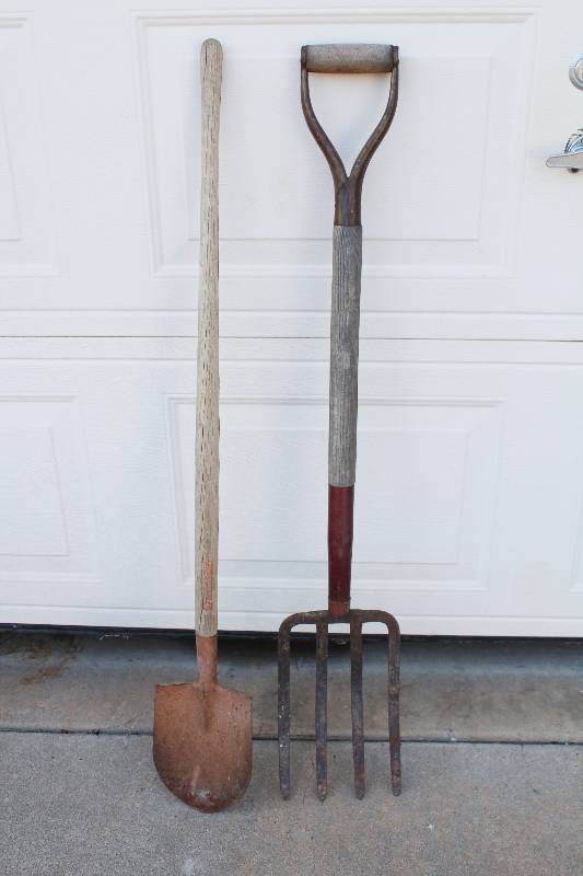 lot 9389 image: Small Round Point Shovel and Potato Fork