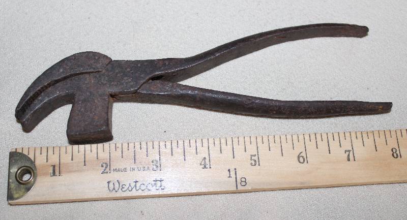 lot 9418 image: Pliers with Tack Hammer Combination
