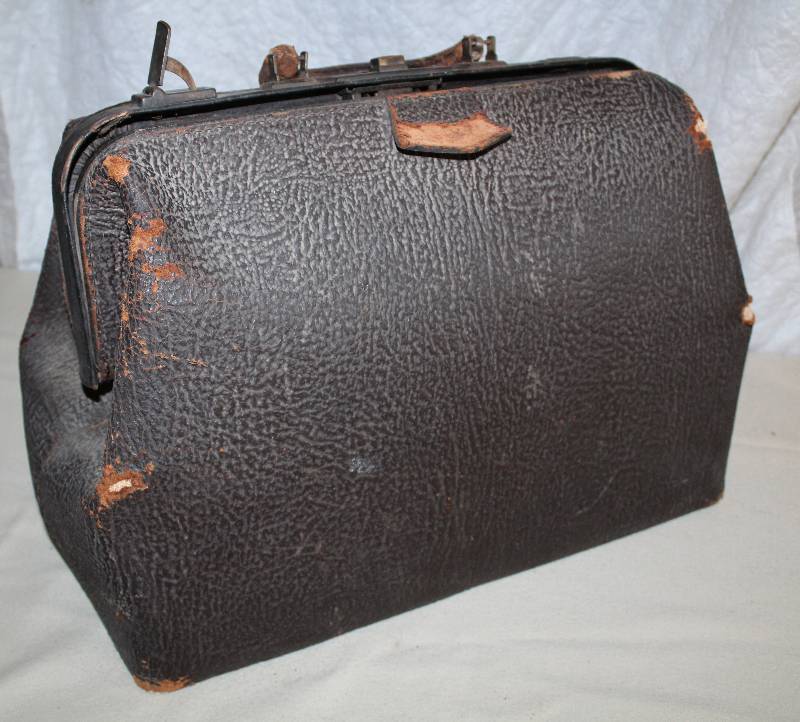 lot 9419 image: Old Doctors Bag