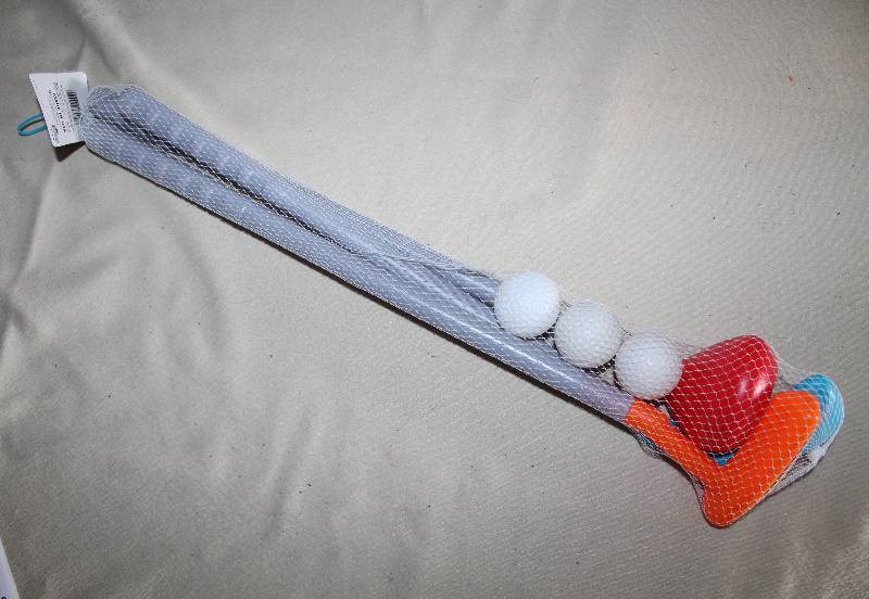 lot 9439 image: Kids Plastic Golf Set - 3 Clubs and 3 Balls