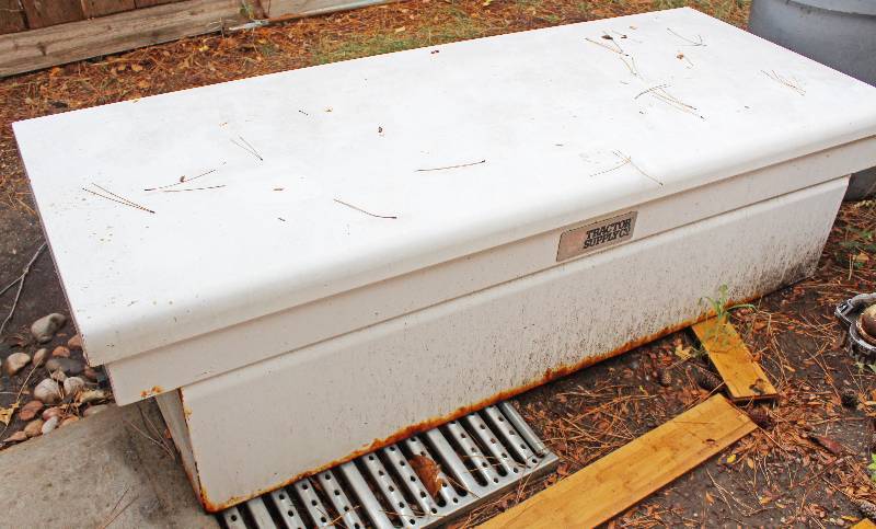 lot 9443 image: Crossover Tool Box -  wKey - Needs new hydraulic lid supports