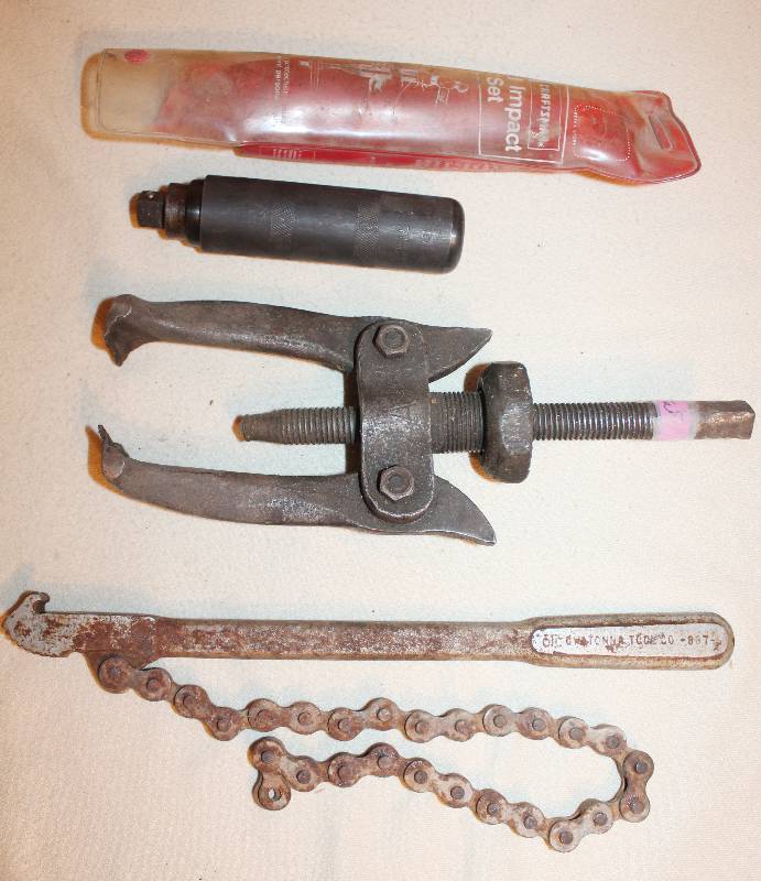 lot 9450 image: Lot of 3 Tools - Hand Impact Driver, Gear Puller and a Chain Wrench