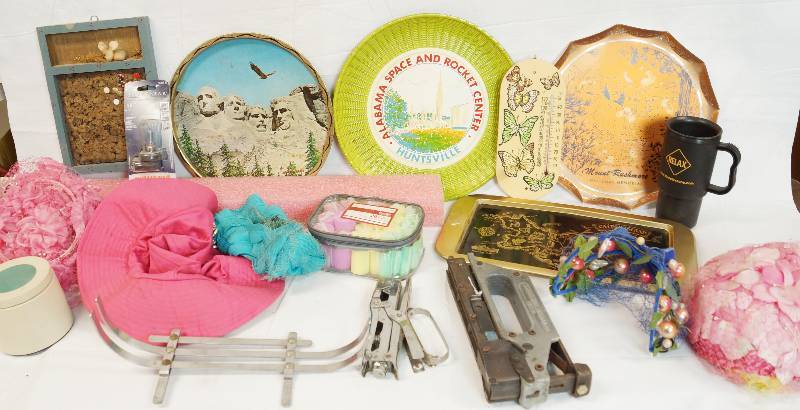 lot 3377 image: Lot of Household Items - Souvenir Mount Rushmore Trays and More