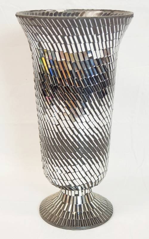 lot 3383 image: Decorative Vase - Approximately 15 12 Tall - Beautiful