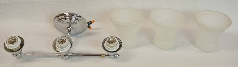lot 3386 image: Wall Lamp - 3 Light bulb Sections - Neat