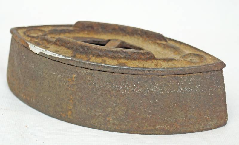 lot 1047 image: Vintage Sad Iron - See Photos for Details
