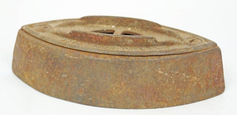 lot 1048 image: Vintage Sad Iron - Neat