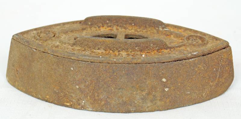 lot 1049 image: Vintage Sad Iron
