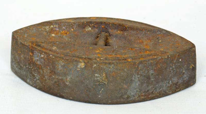 lot 1051 image: Vintage Sad Iron - Neat