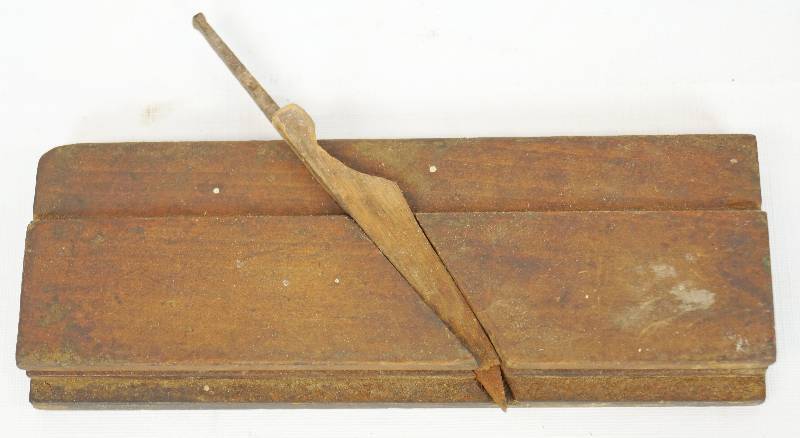 lot 1065 image: Wood Plane (missing steel blade)