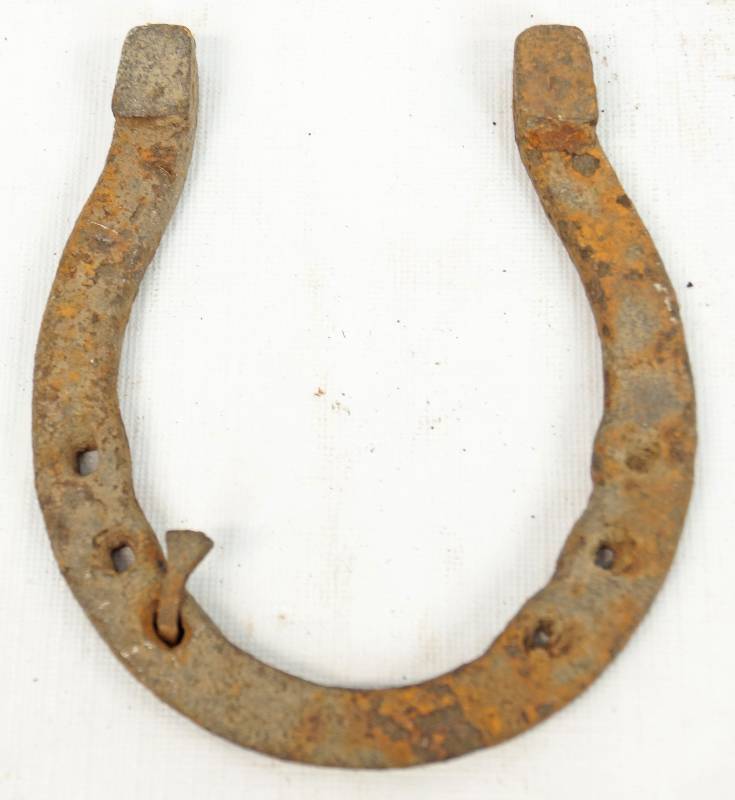 lot 1076 image: Vintage Horse Shoe - Still has a nail