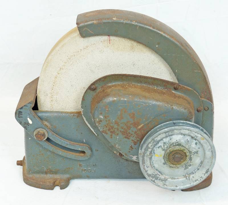 lot 1109 image: Vintage Knife Sharpener - E-1401  109.1 - Very cool find