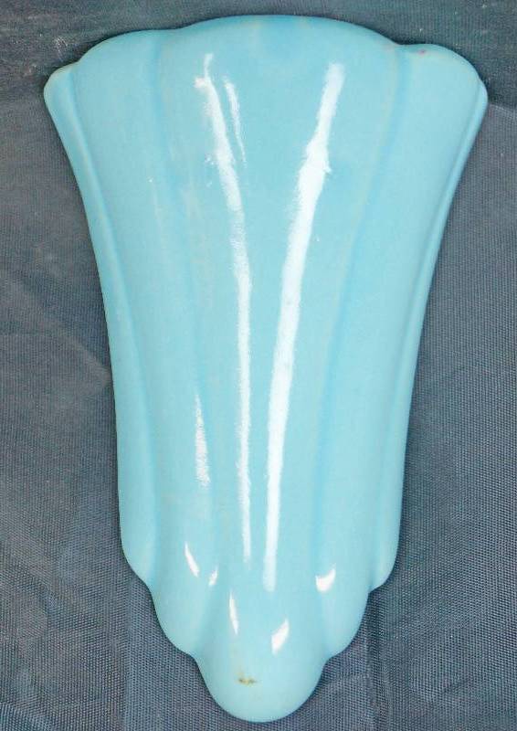 lot 1139 image: Vintage Wall  Pocket Vase - Sought After Blue