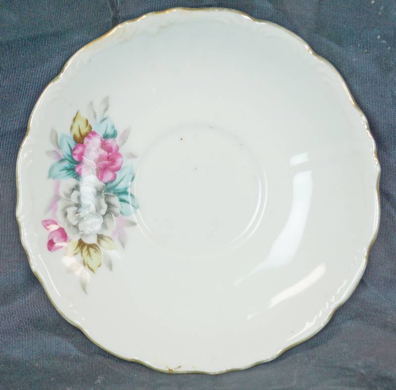 lot 1141 image: Small Floral Plate - Made in Japan - Beautiful